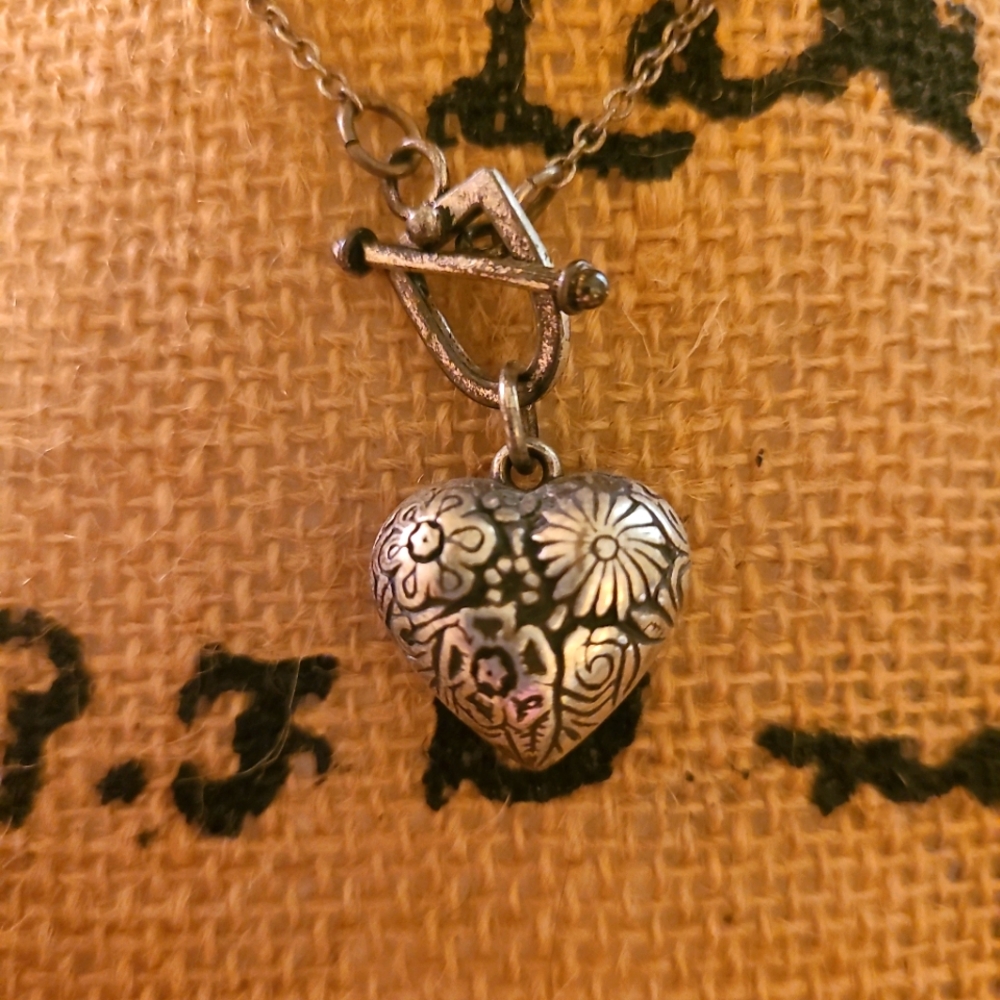 Silver colored engraved Heart and flower Pendant Charm Tag Toggle Necklace 17"